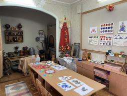 Воссозданы атмосфера, основные детали и обстановка русской избы - мебель, печь, сундуки, посуда, роспись, вышивка и прочее.